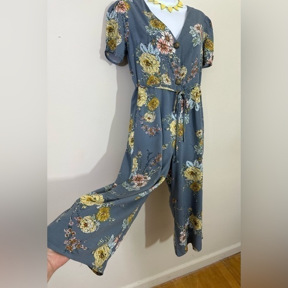 Band of Gypsies sz X sm jumpsuit mid calf gray with a floral print Button front - Picture 6 of 11